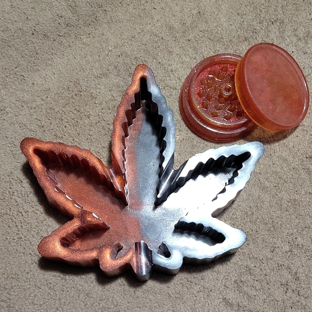 Metallic Leaf-Shaped Ashtray with Grinder New